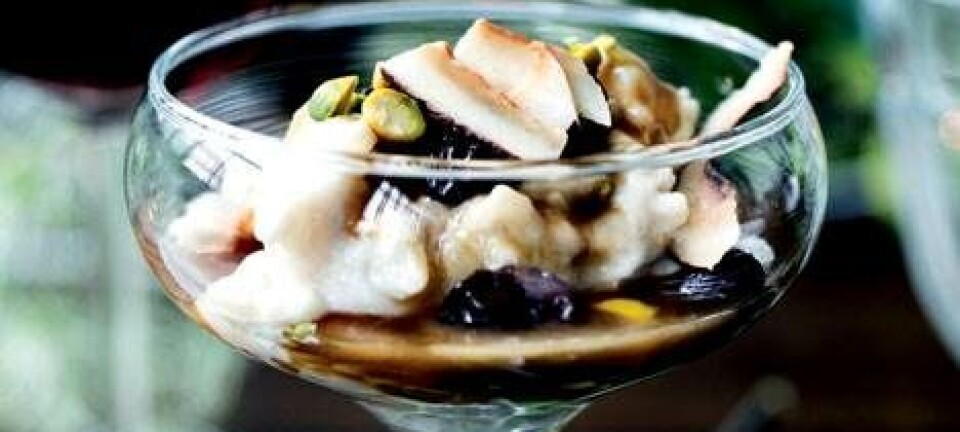 Eksotisk ricepudding med salt butterscotchsauce og romrosiner