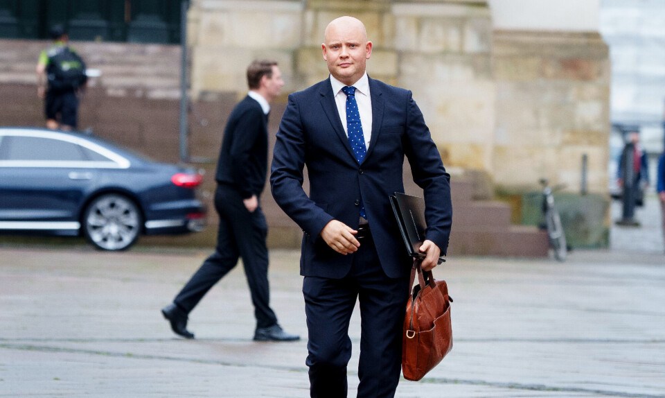 En halv proteinbar, et æble, en vitaminpille og en stor spiseskefuld koldpresset olivenolie. Det er opskriften på kulturministerens morgenmad