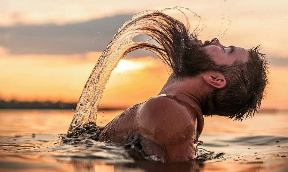 Mænd verden over kaster skægget bagover i et yndefuldt havfruetrick på Instagram