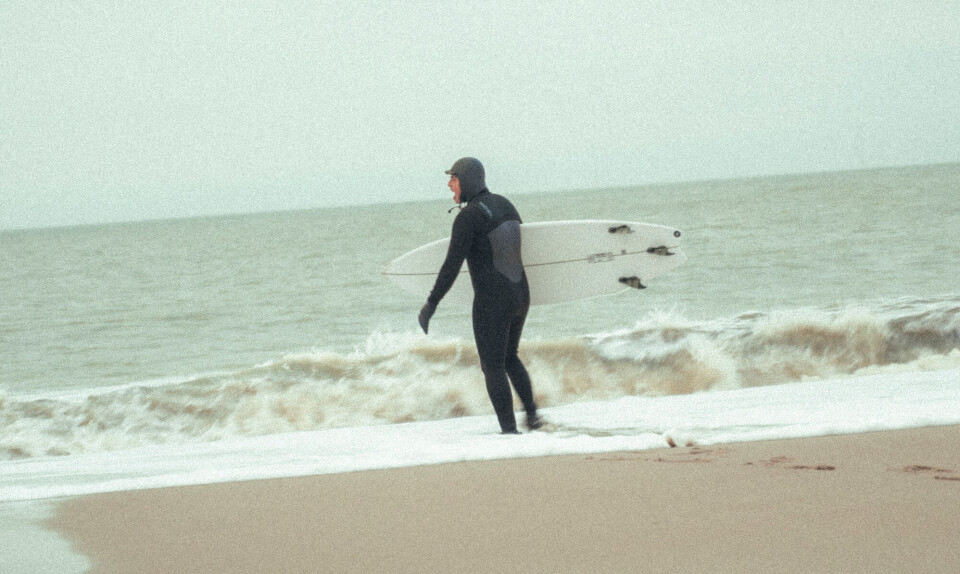 Koko Rojo Ramirez har surfet hele sit liv: ”I Danmark er det bedst at surfe om vinteren”