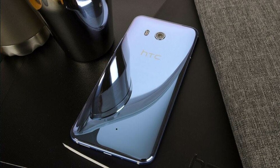 HTC U11 - black and blue