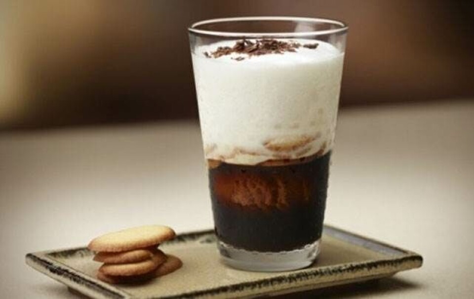 Bryd med den klassiske kaffeservering efter middagen