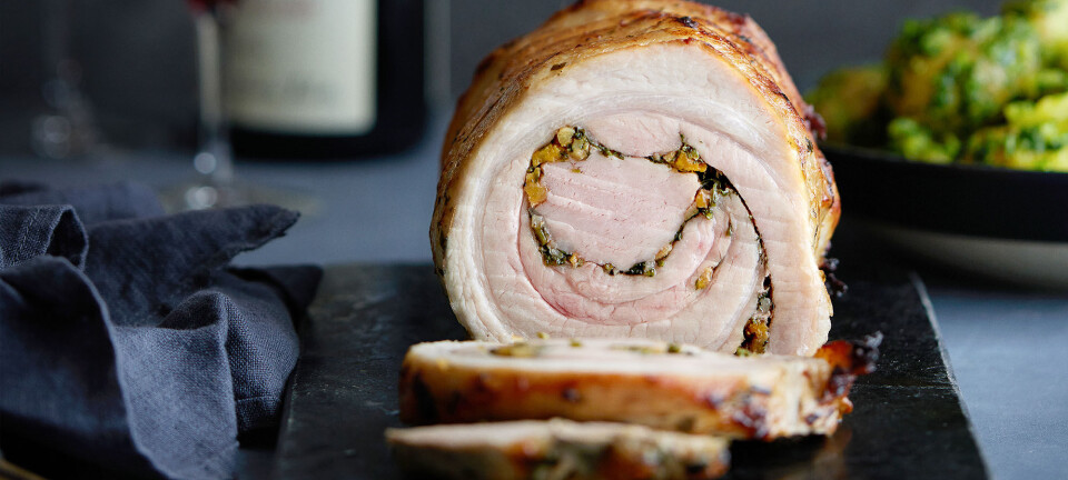 Opskrift: Rullesteg med fyld af mørbrad, abrikos og persille og kartofler i salsa verde