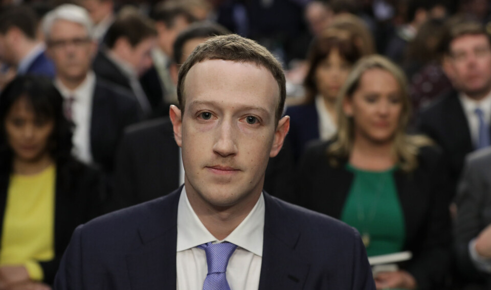 Ny bog om Facebook: Zuckerbergs ansatte føntørrede hans armhuler