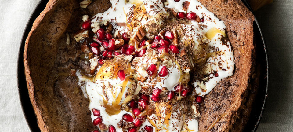 Nem delemad: Sådan laver du chokolade-pandekage med is, nødder, granatæble og butterscotch