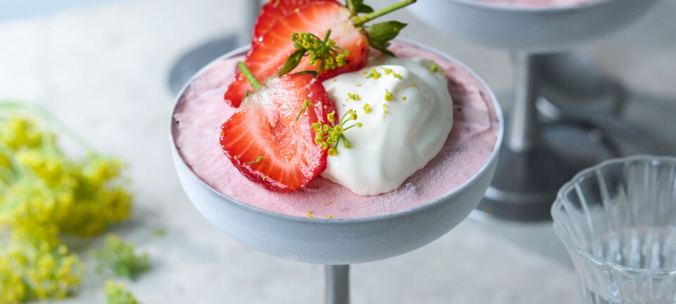 Denne jordbærparfait er noget nær den perfekte sommerdessert