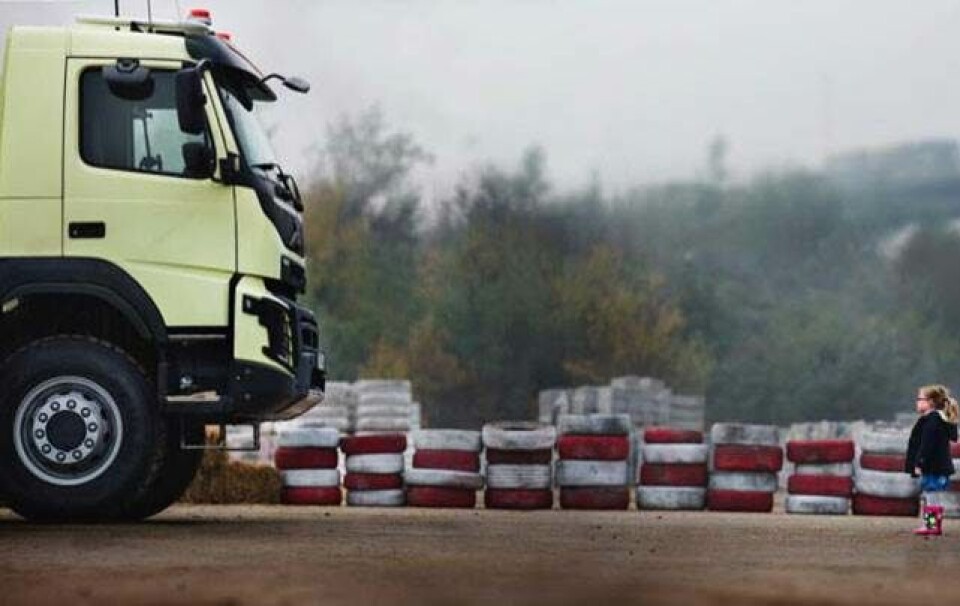 Nyt Volvo-stunt: 6-årig vanvids-tester lastbil ned af skrænter og gennem murbrokker