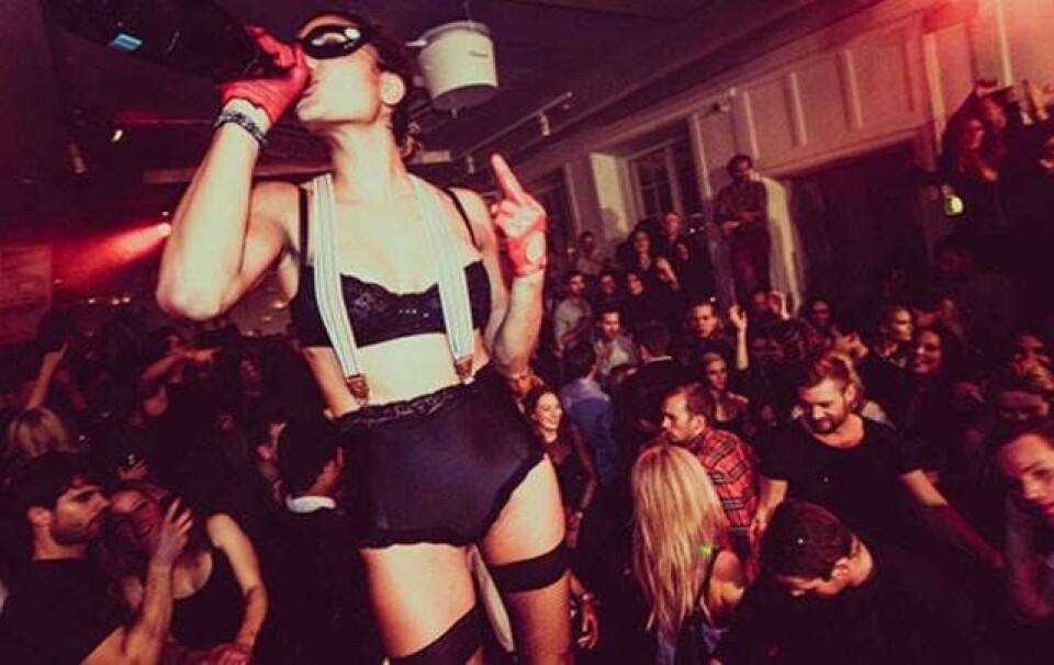 Sunday: De største flasker, de dyreste stiletter, den lækreste krop