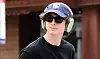 Timothee Chalamet slentrer rundt i New York med store høretelefoner.