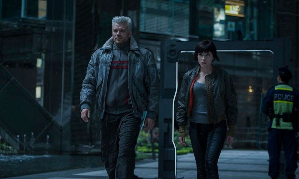 Pilou Asbæk og Scarlett Johansson i filmen Ghost in the Shell
