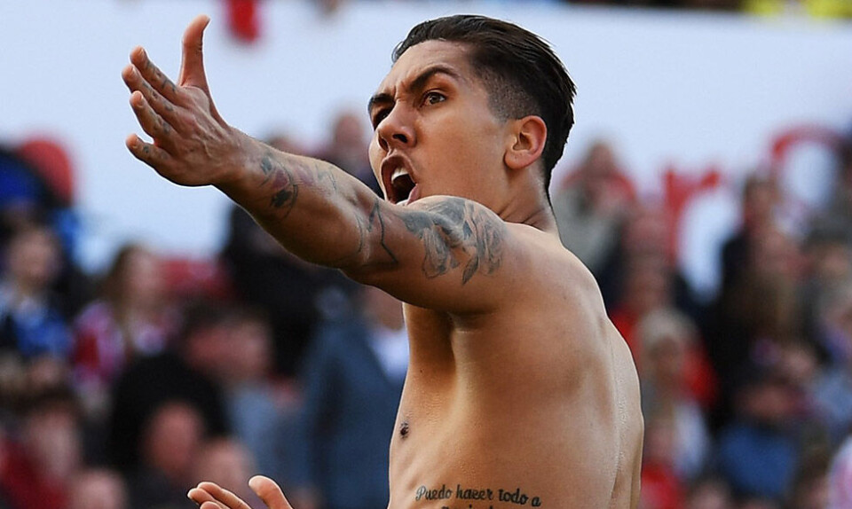 Firmino viser tatoveringerne frem