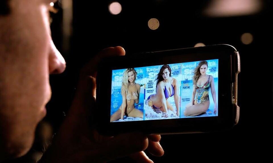 Sports Illustrated dropper badedragtsnummer til fordel for nøgenmodeller og får kritik