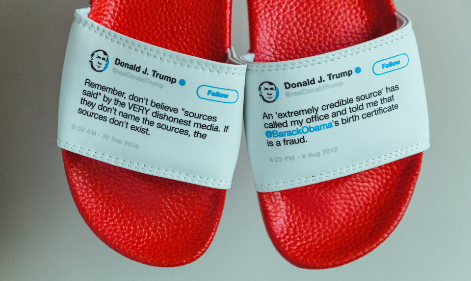 En ung amerikaner laver klipklappere med Trumps modsigende tweets
