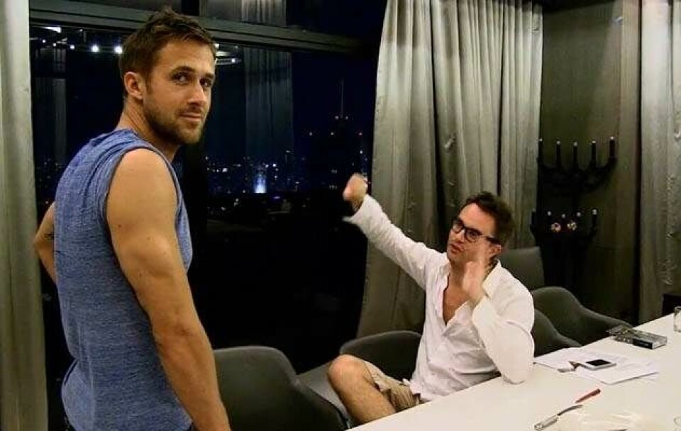 Ryan Gosling flirter med kameraet mens Winding-Refn fortæller om vold og sex