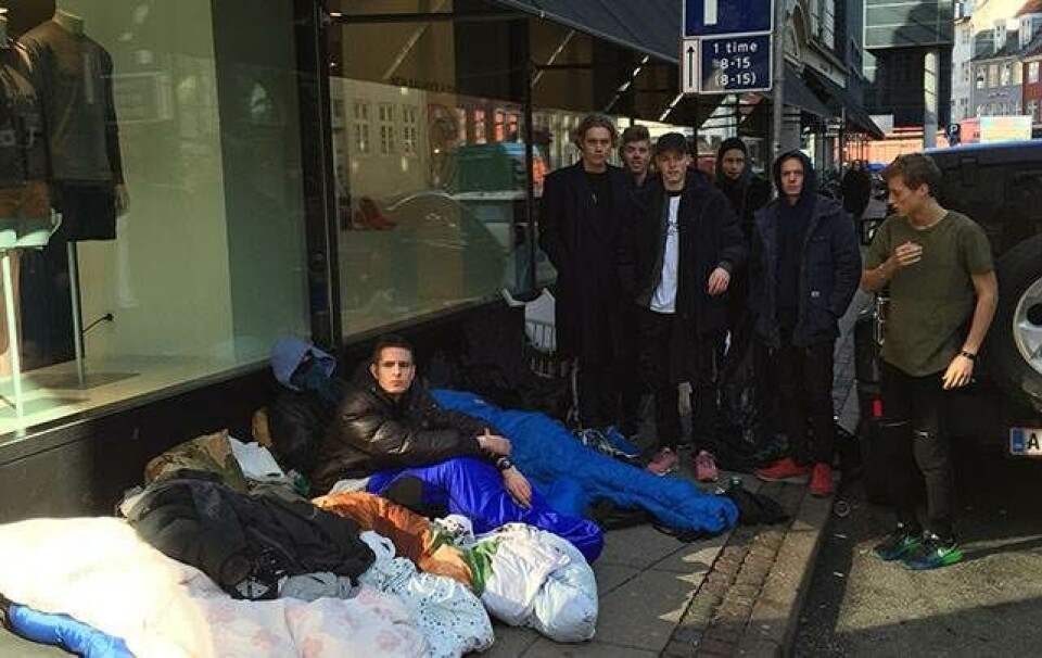 Folk ligger i kø foran Wood Wood for at få Kanyes sneaker først