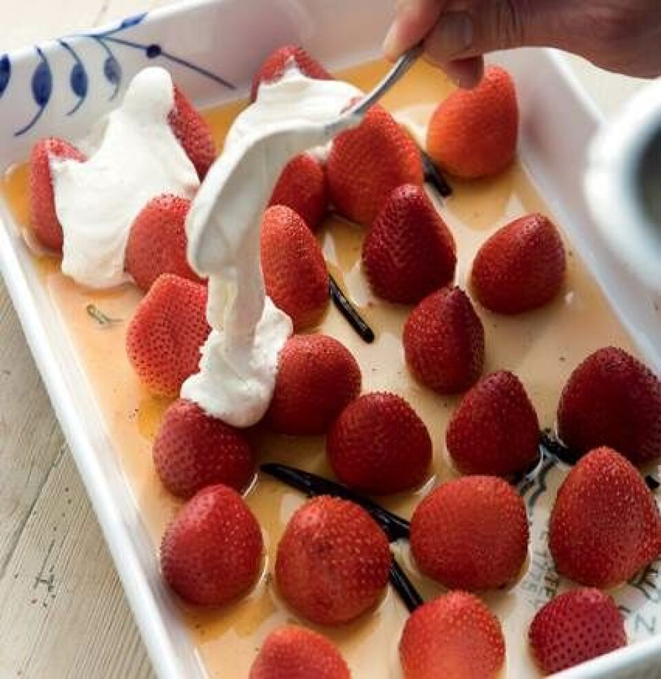 Midsommerdessert med bær og flødecreme