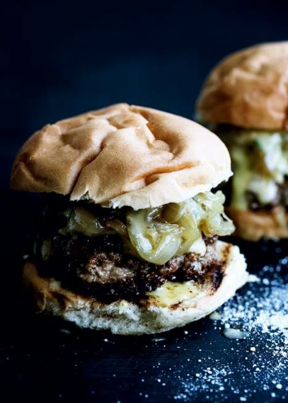 Hjemmehakket burger med rosmarin-aioli, bløde løg og comté