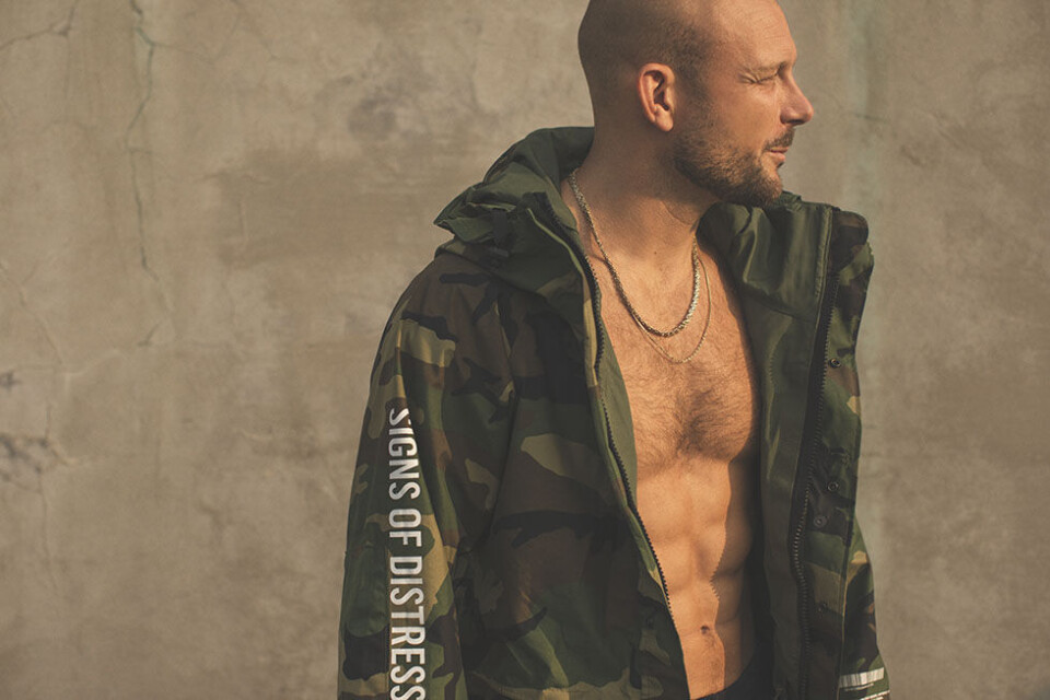 Peter Falktoft og Esben Bjerre lancerer egen tøjserie: ”Vi ville hæve os over at trykke vores logo på en standardiseret t-shirt'
