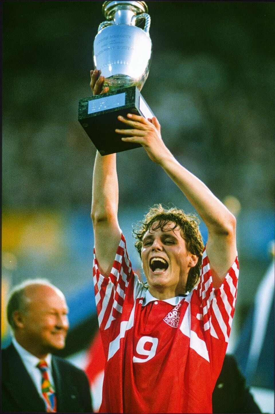 EM 92-guldvinderne sprang splitternøgne i poolen og festede igennem, efter de havde kvalificeret sig til semifinalen