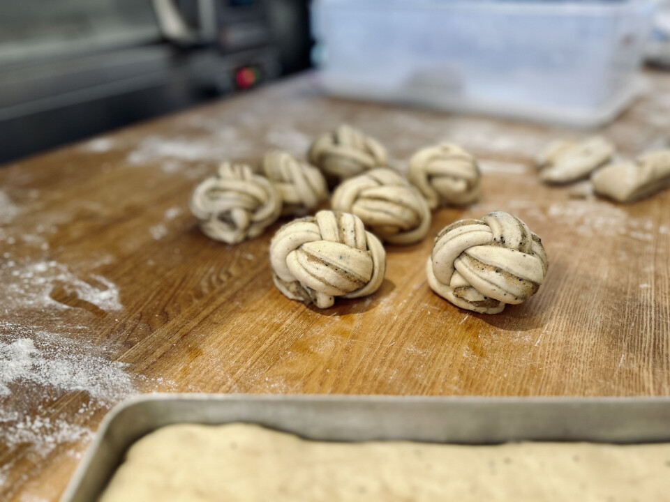 De har ingen sociale medier, men der hviskes om et hemmeligt bageri, der laver bedre kardemommesnurrer end Juno