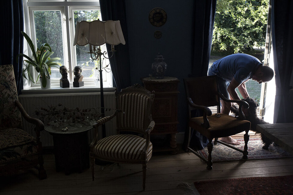 En dag med døden: Knud Larsen har begravet Prins Henrik, danske soldater og mange andre. Og han er stolt over sit fag.