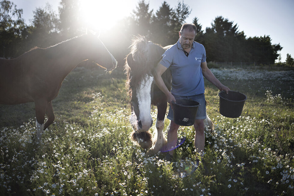 En dag med døden: Knud Larsen har begravet Prins Henrik, danske soldater og mange andre. Og han er stolt over sit fag.