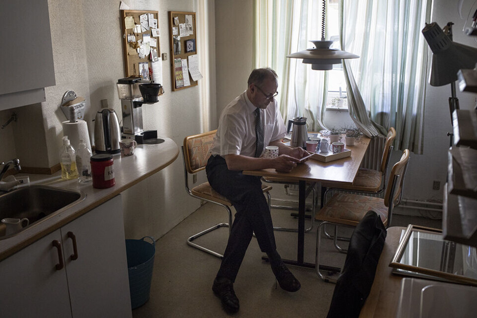 En dag med døden: Knud Larsen har begravet Prins Henrik, danske soldater og mange andre. Og han er stolt over sit fag.