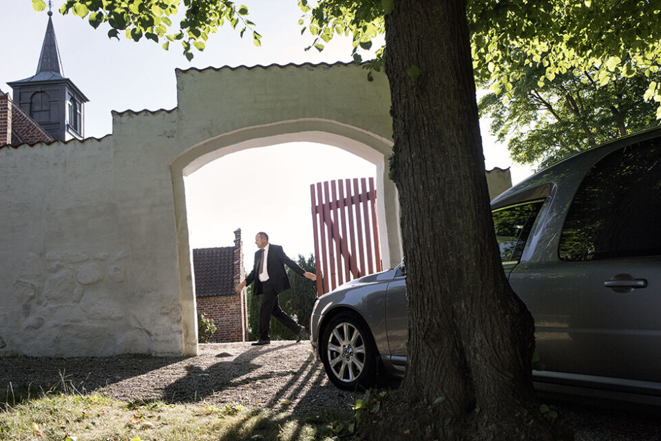 En dag med døden: Knud Larsen har begravet Prins Henrik, danske soldater og mange andre. Og han er stolt over sit fag.