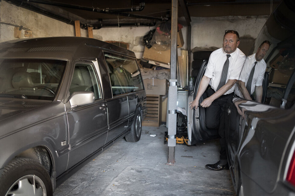 En dag med døden: Knud Larsen har begravet Prins Henrik, danske soldater og mange andre. Og han er stolt over sit fag.