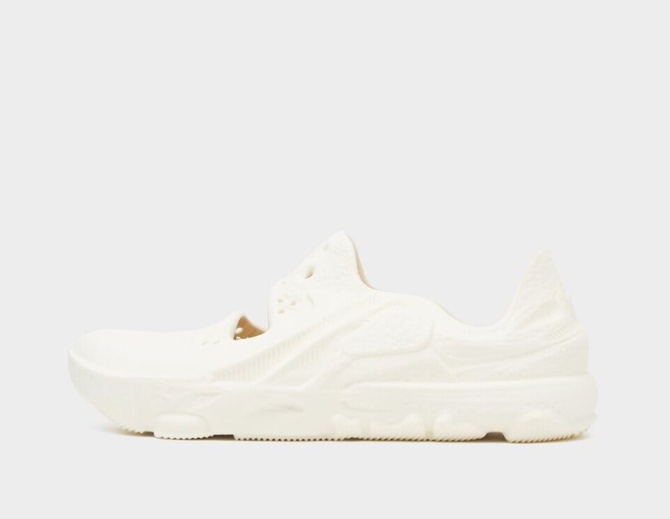 Lad os sige det, som det er: Denne sommer skal du gå i sneakersandaler