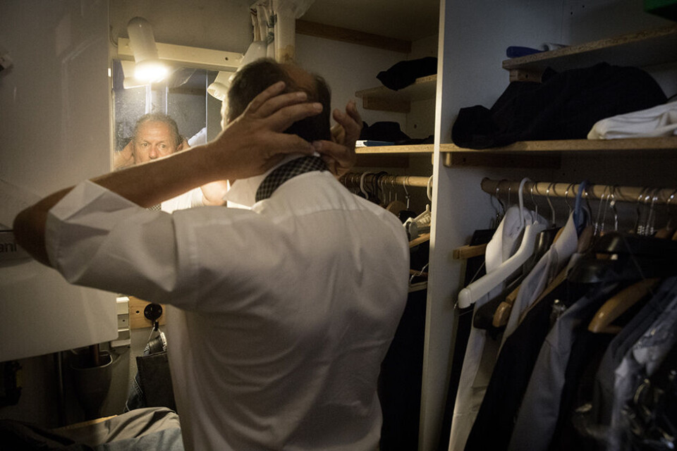 En dag med døden: Knud Larsen har begravet Prins Henrik, danske soldater og mange andre. Og han er stolt over sit fag.