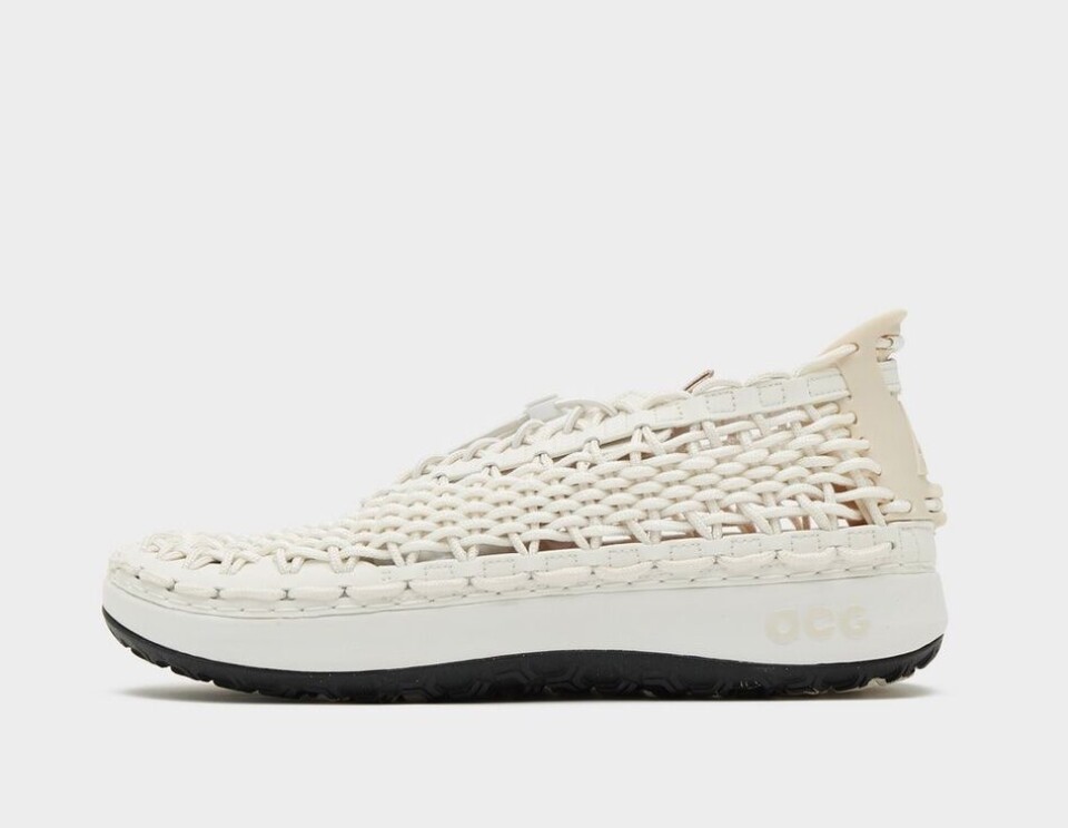 Lad os sige det, som det er: Denne sommer skal du gå i sneakersandaler