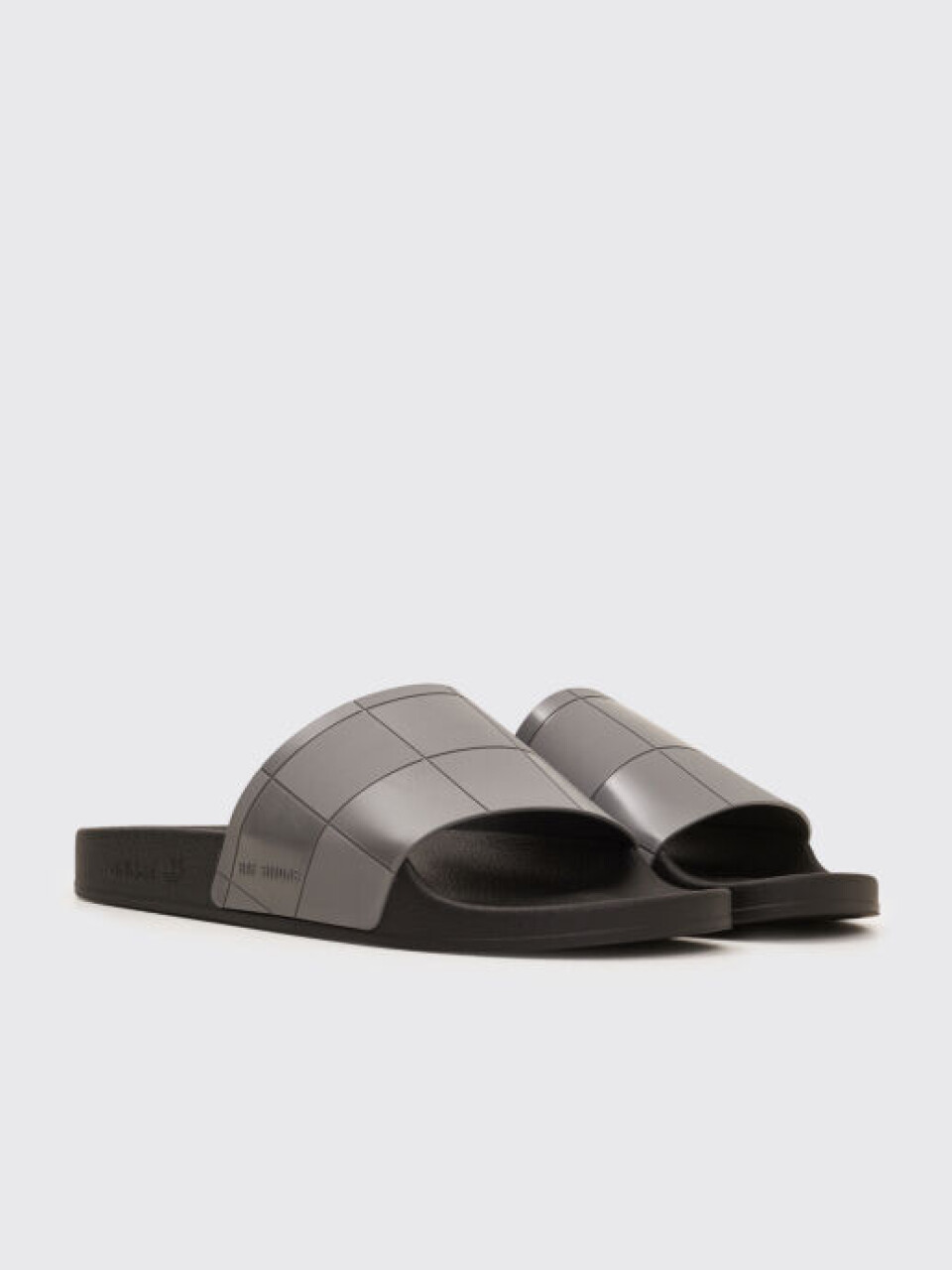 Sommerens fodtøj er H2O-badesandalen i dyr forklædning: Gucci, Prada og Balenciaga laver den alle