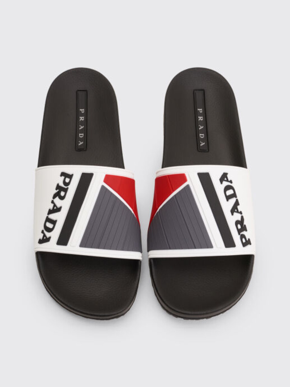 Sommerens fodtøj er H2O-badesandalen i dyr forklædning: Gucci, Prada og Balenciaga laver den alle