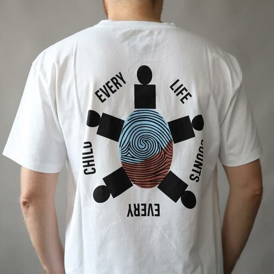 Henrik Vibskov designer T-shirt til fordel for Dansk Flygtningehjælp