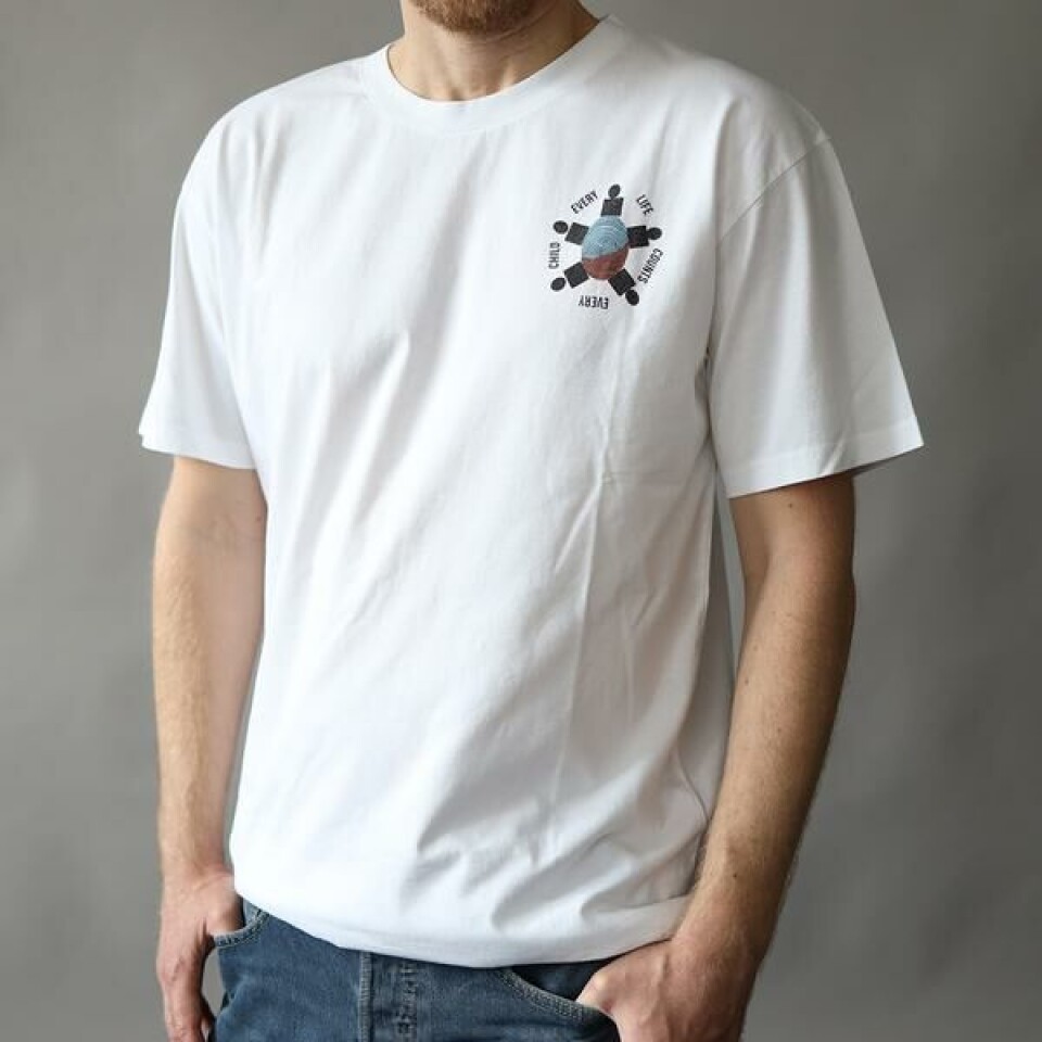 Henrik Vibskov designer T-shirt til fordel for Dansk Flygtningehjælp