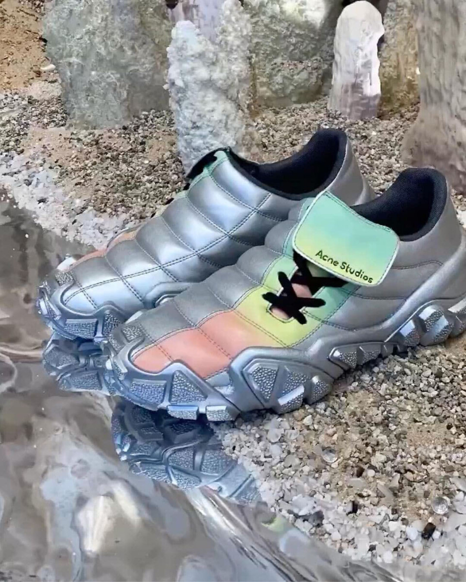 Nu skal vi åbenbart alle til at gå i fodboldsneakers