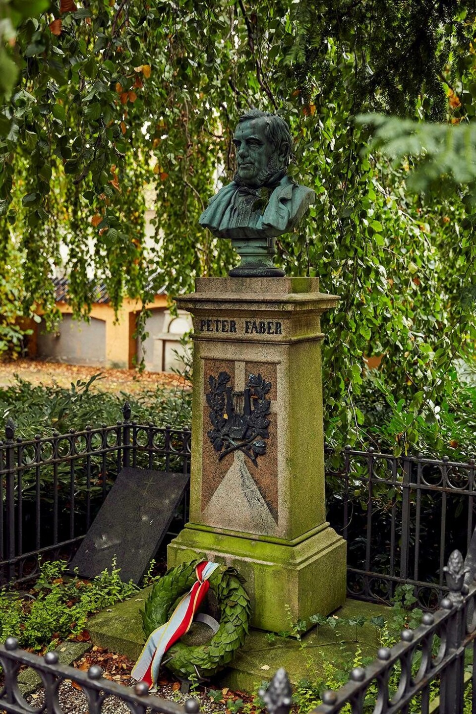 Derfor er der kuglepenne, joints og bamser ved Dan Turèlls og Natasjas gravpladser