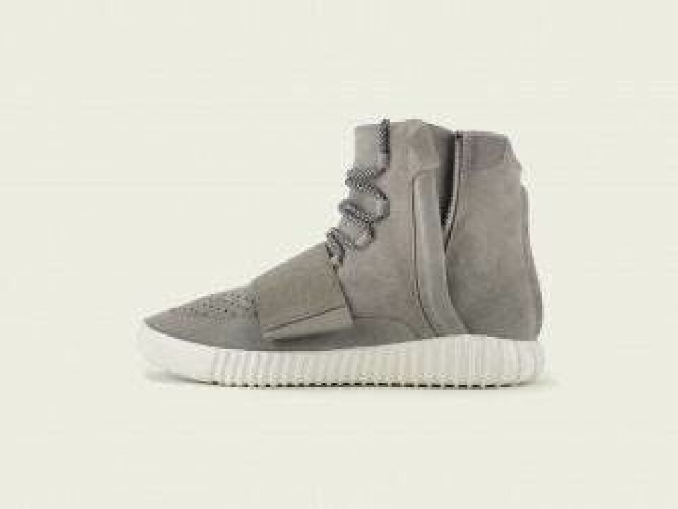 Folk ligger i kø foran Wood Wood for at få Kanyes sneaker først