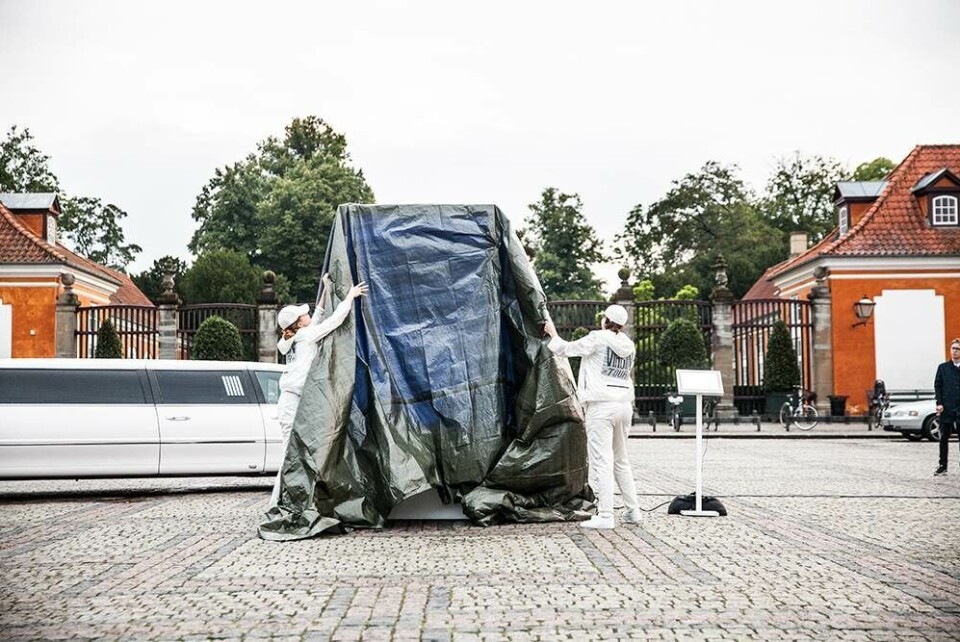 Julian er 30 år og jomfru: Nu udstiller han sig selv i et glasbur