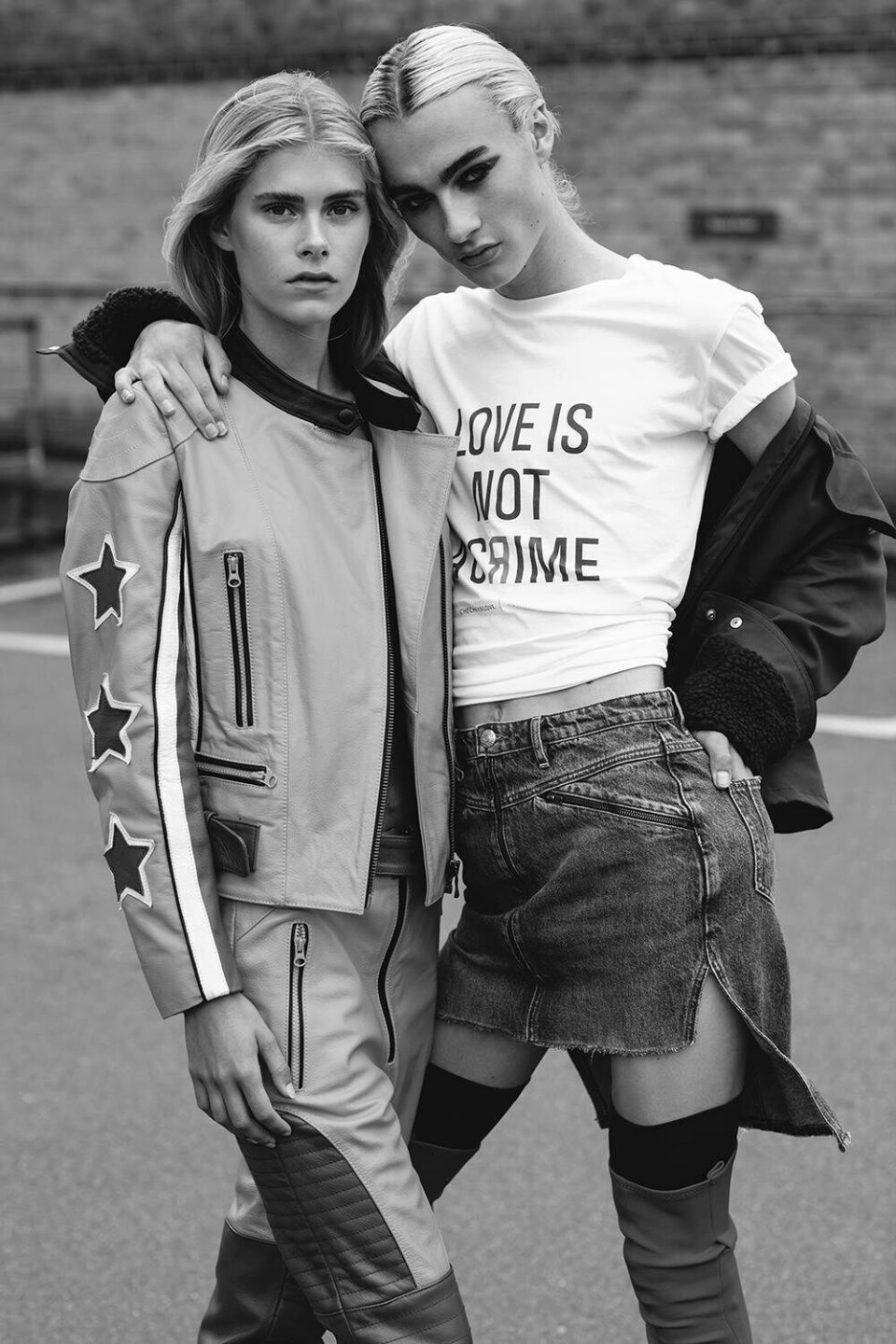 Won Hundred sætter fokus på homo-forfølgelse med ny T-shirt