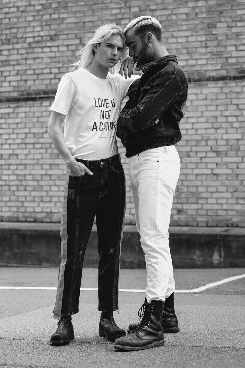 Won Hundred sætter fokus på homo-forfølgelse med ny T-shirt
