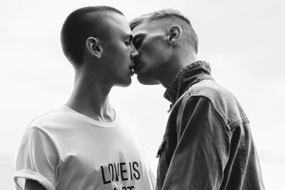 Won Hundred sætter fokus på homo-forfølgelse med ny T-shirt