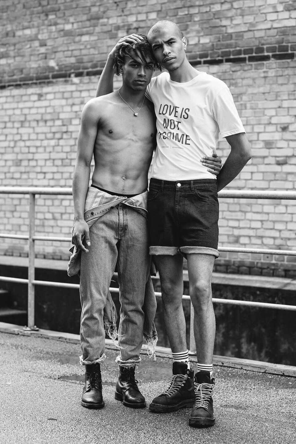 Won Hundred sætter fokus på homo-forfølgelse med ny T-shirt