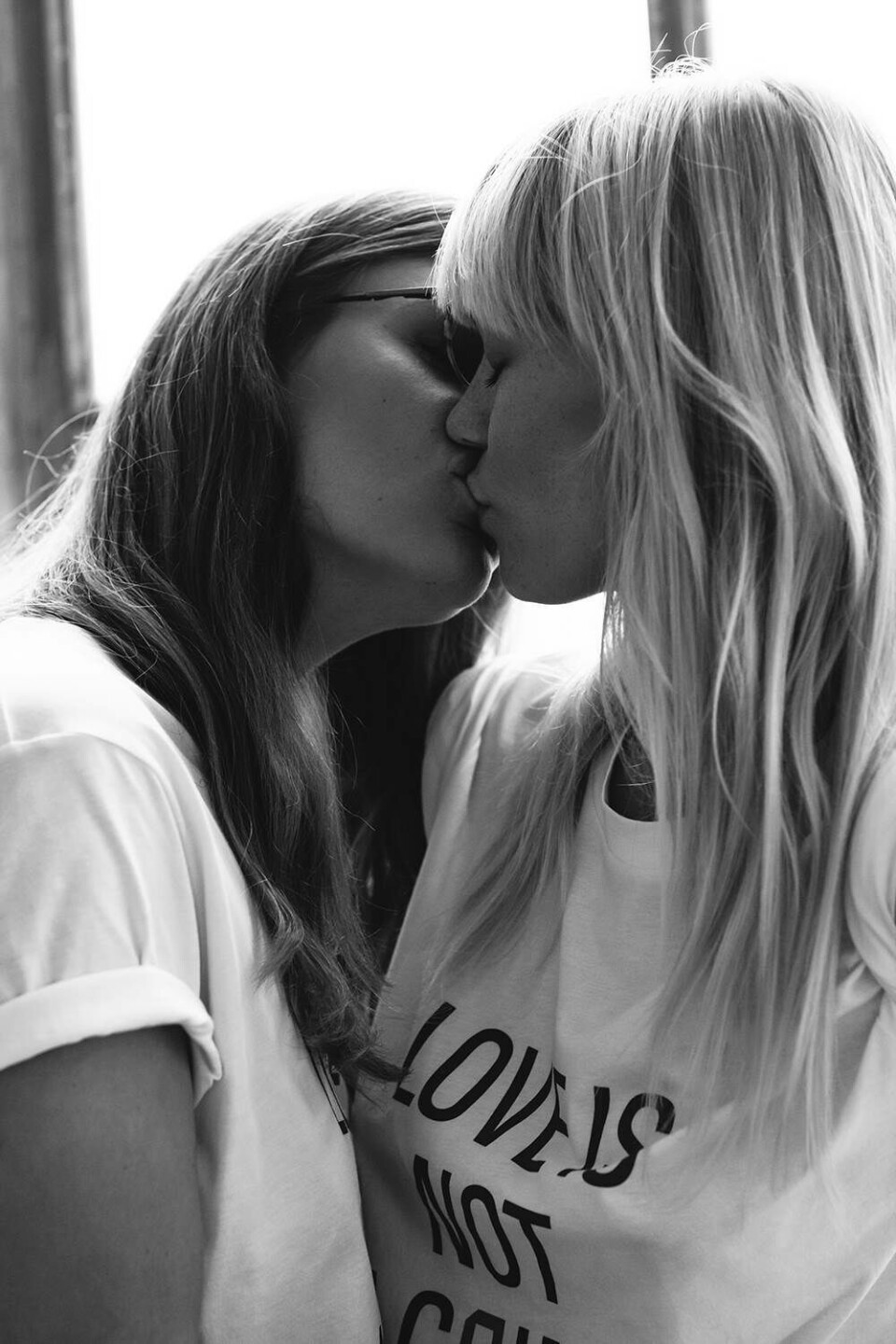 Won Hundred sætter fokus på homo-forfølgelse med ny T-shirt