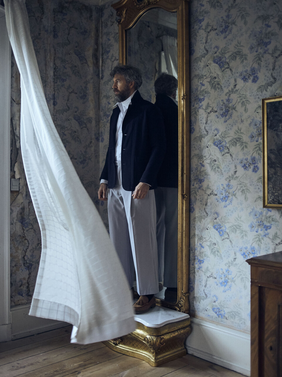 Modeserie: Træd ind i et støvet univers af adelig karakter