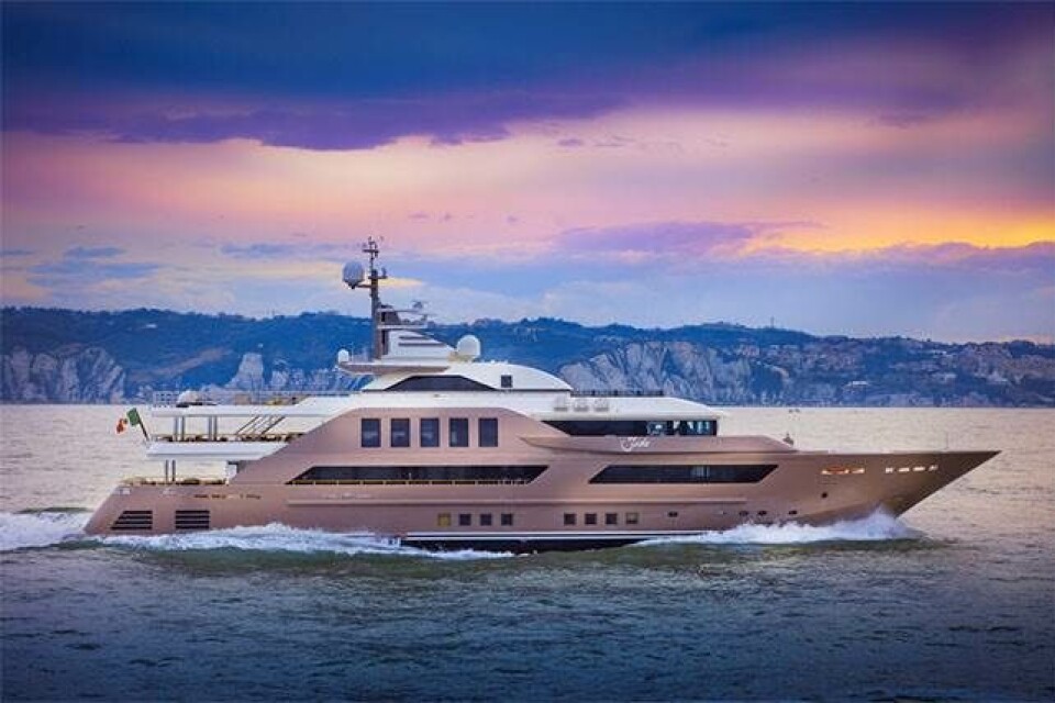 Se verdens første yacht med indbygget garage til speedbåden