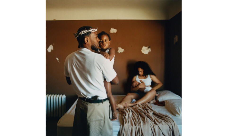 ”Hun er som sanger og performer helt oppe på højde med Ariana Grande og som sangskriver på niveau med Taylor Swift”