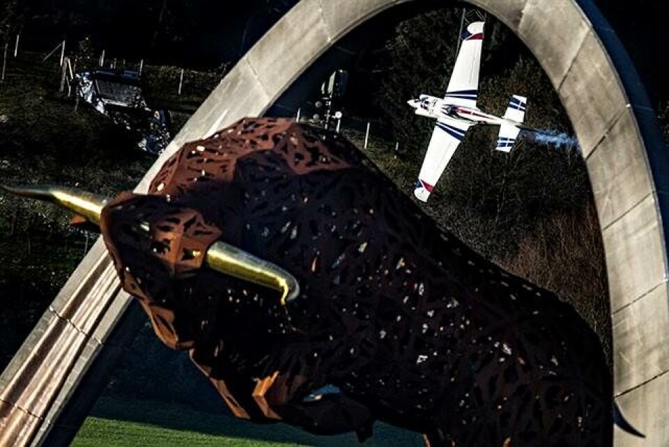 Se praktikantens vilde flyvetur med Red Bull