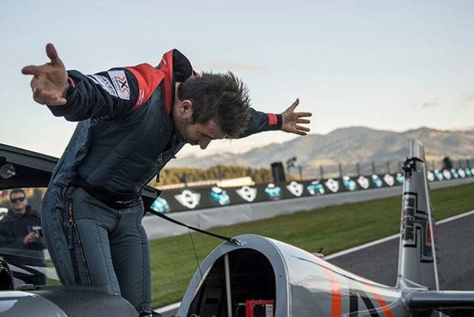 Se praktikantens vilde flyvetur med Red Bull